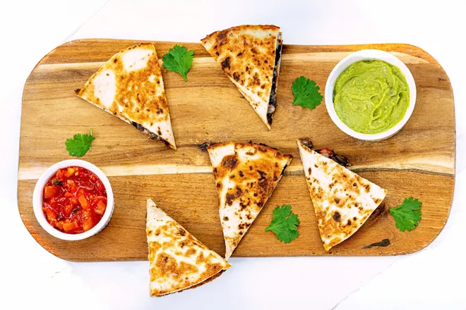 Quesadille od crnog pasulja sa guacamole sosom